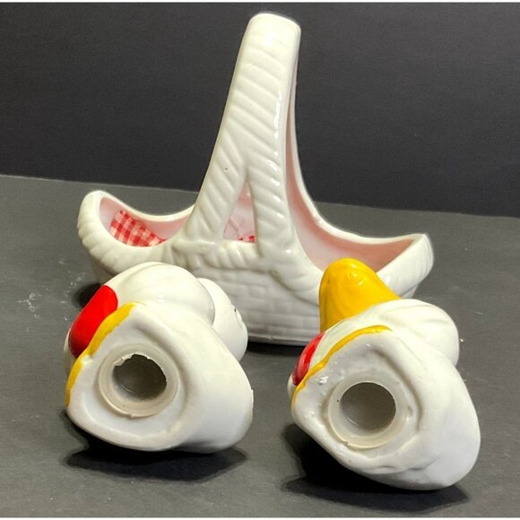 VTG WHITE DUCKS SALT AND PEPPER SHAKERS IN A BASKET WITH A BLANKET CERAMIC - Picture 6 of 8